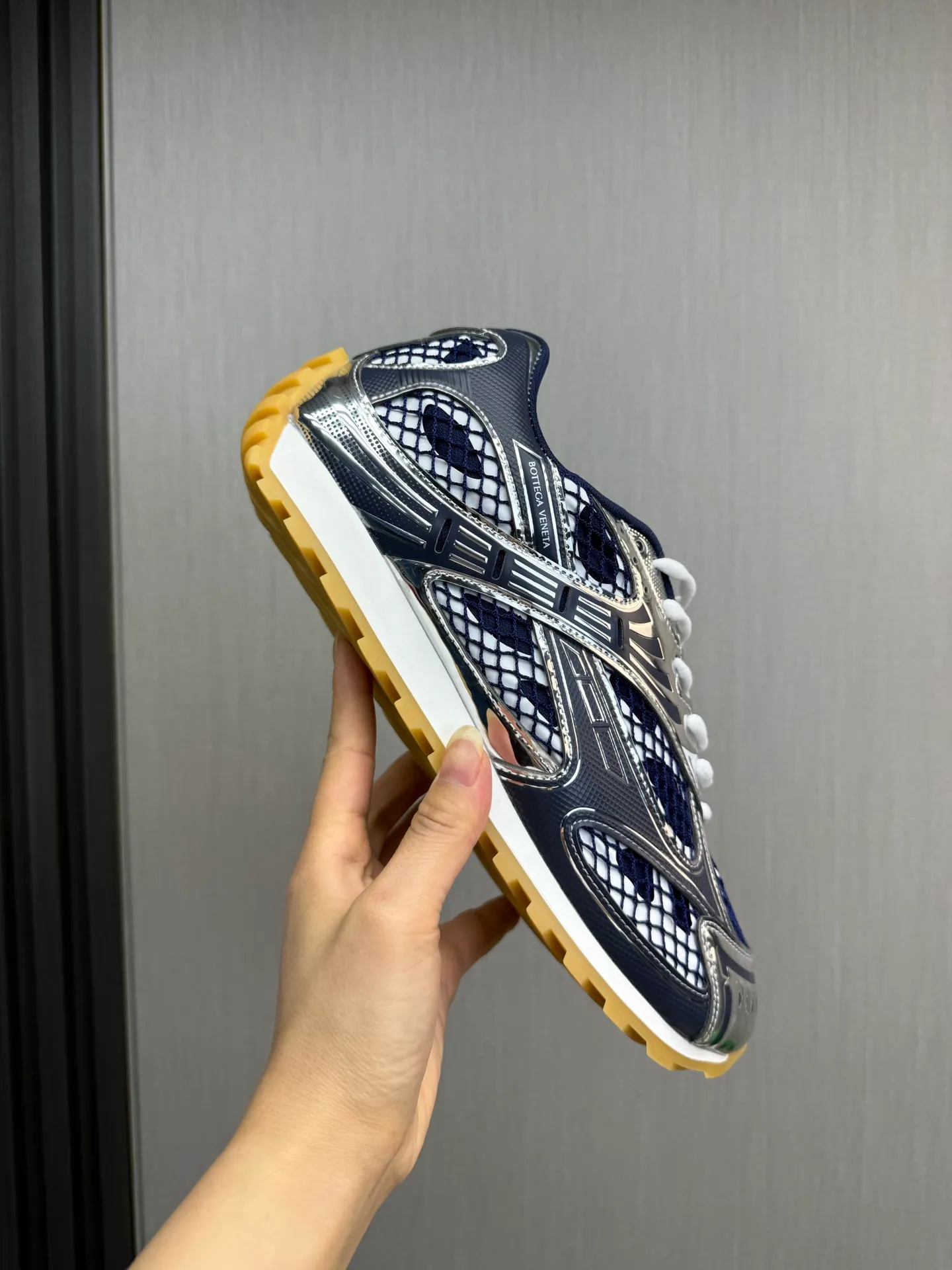 Men's men's shoes 💰620💰 BV top version 𝘽𝙊𝙏𝙏𝙀𝙂𝘼 𝙑𝙀𝙉𝙀𝙏𝘼 Orbit sneakers Wang Yibo same style couple style dad shoes 🩷💚 Runner sneakers, made of lightweight technical mesh fabric. Features a geometric patterned rubber outsole. Pay attention to the package craftsmanship ❕ High version shipping ❗️ Very nice, durable to play with and durable to make ✔️ Standard version 💯💯 The outsole is made of color-blocked TPU outsole. Women’s model 35-41 (40 41 customized) Men’s model 39-46 (45.46 customized) Equipped with original packaging